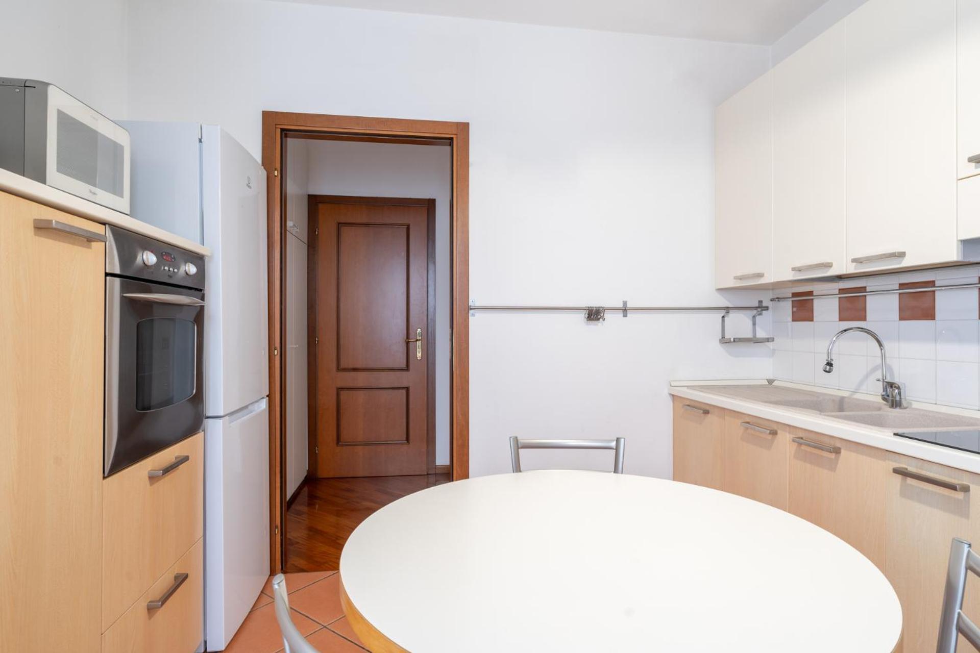 Spacious Bright Near Center And With Air Conditioning *