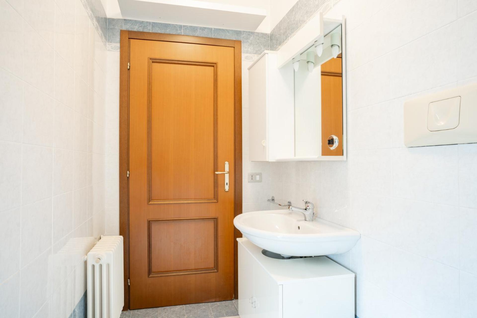 Spacious Bright Near Center And With Air Conditioning Lecco