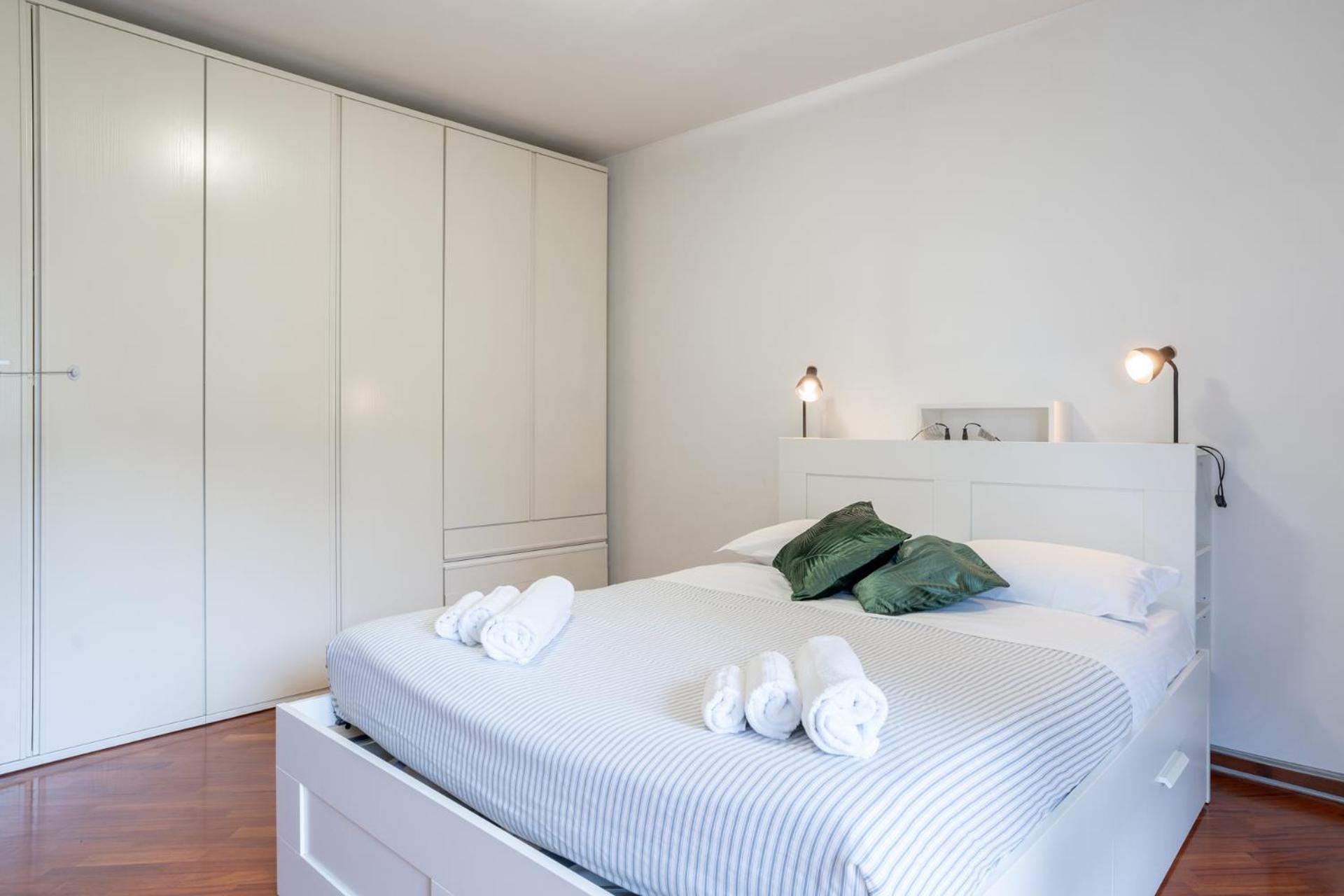 Spacious Bright Near Center And With Air Conditioning