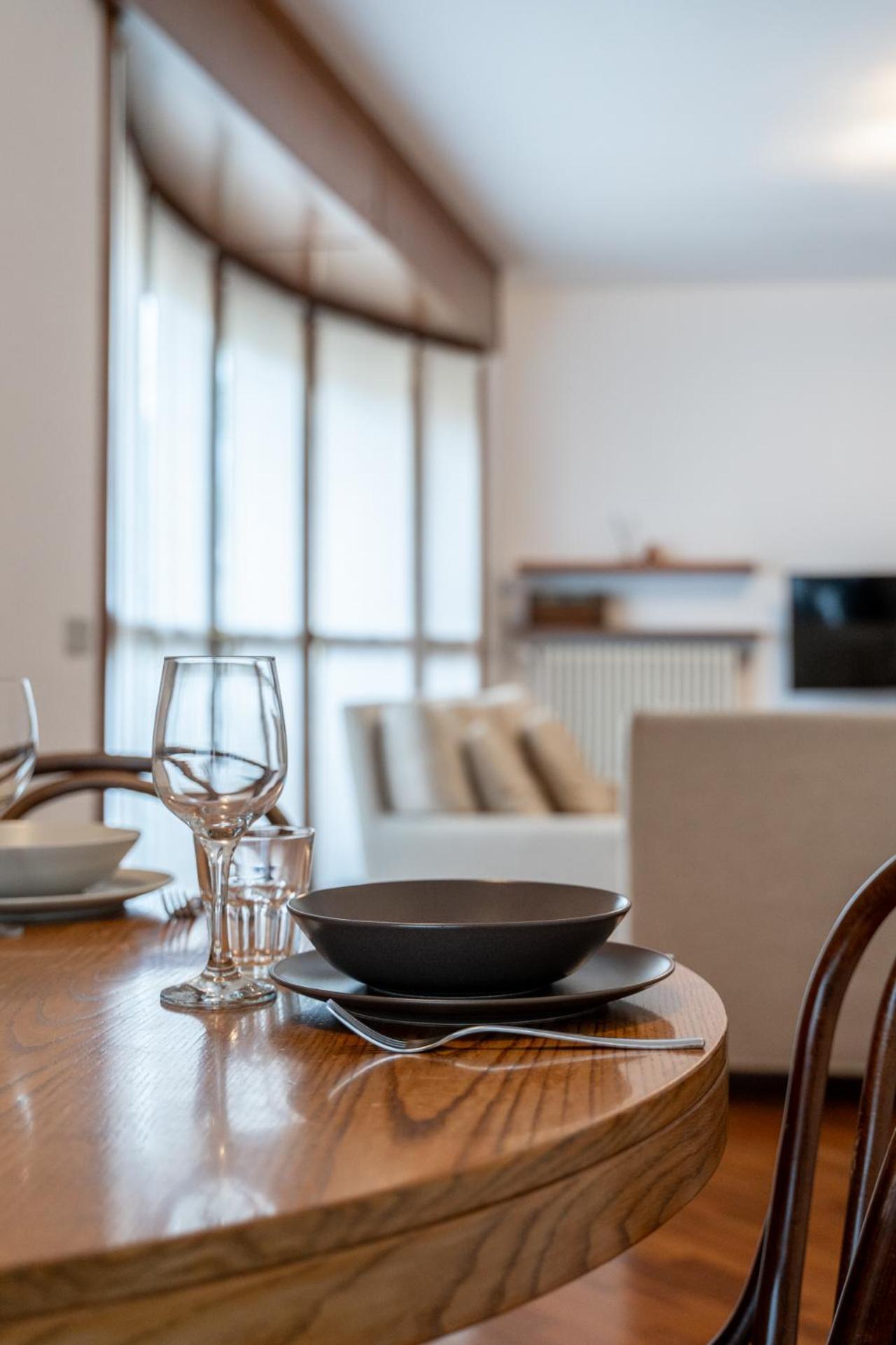 Spacious Bright Near Center And With Air Conditioning *