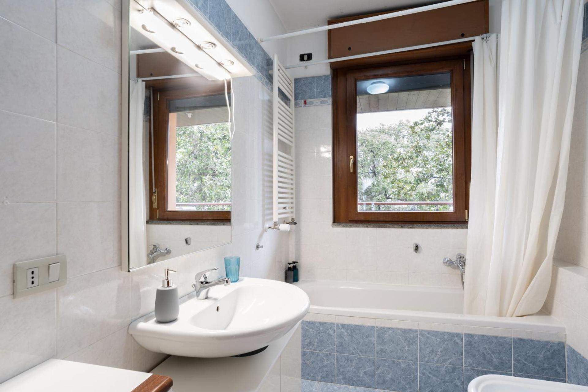 Spacious Bright Near Center And With Air Conditioning Lecco