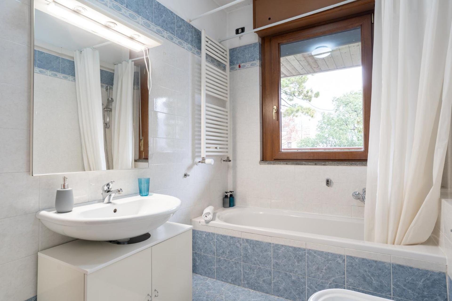 Spacious Bright Near Center And With Air Conditioning