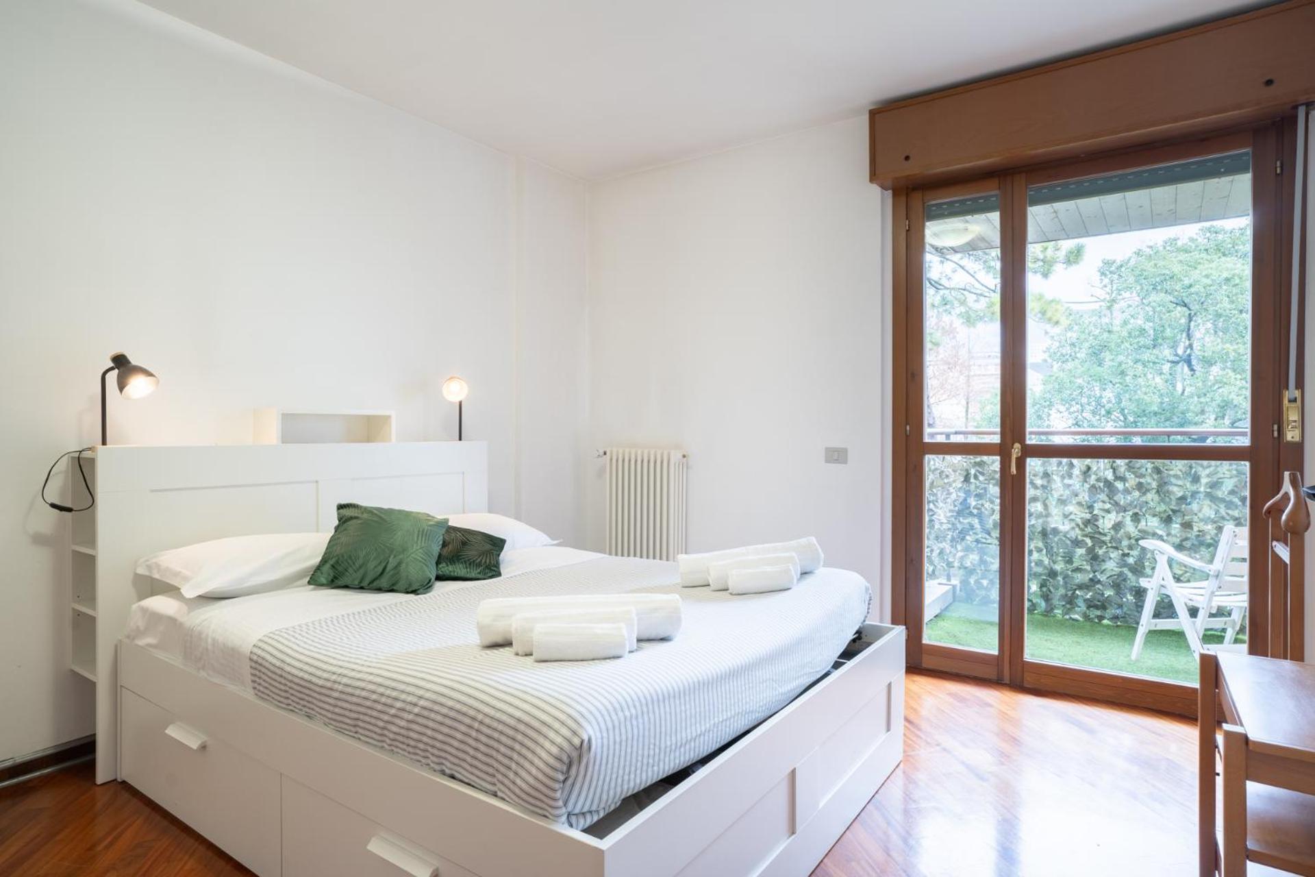 Spacious Bright Near Center And With Air Conditioning Apartment