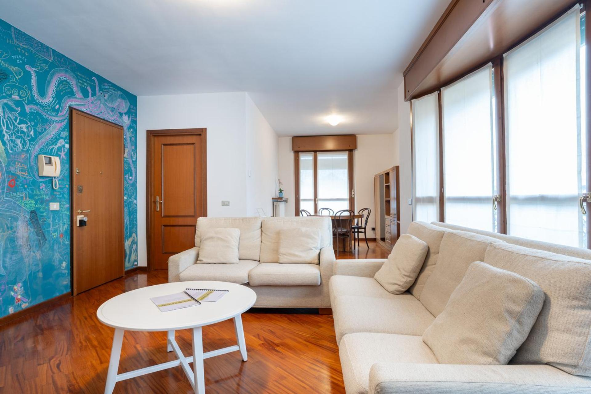Apartment Spacious Bright Near Center And With Air Conditioning *