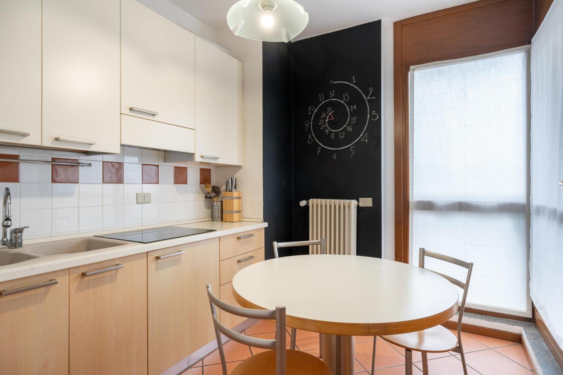 Spacious Bright Near Center And With Air Conditioning *
