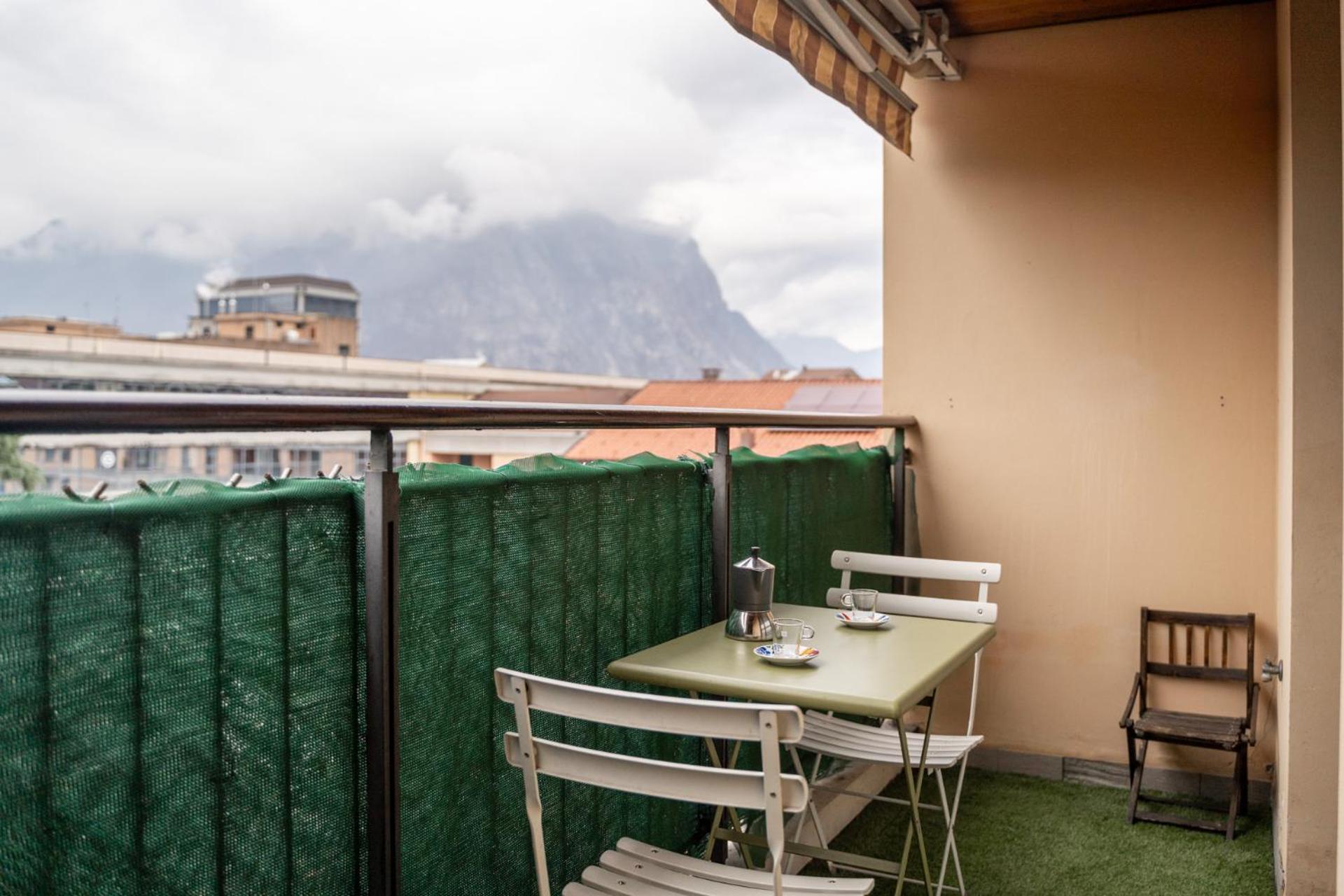 Spacious Bright Near Center And With Air Conditioning Lecco