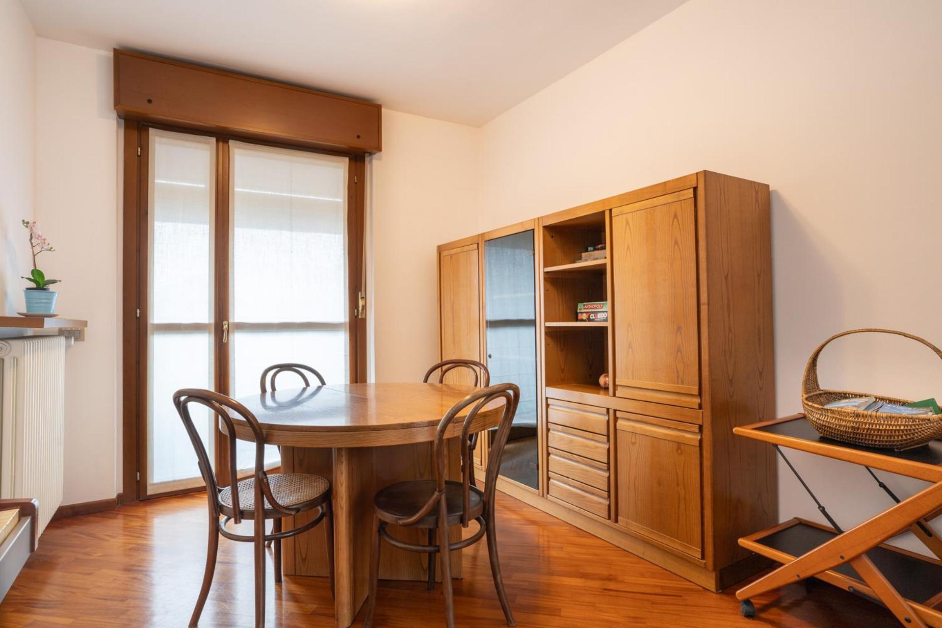 Spacious Bright Near Center And With Air Conditioning