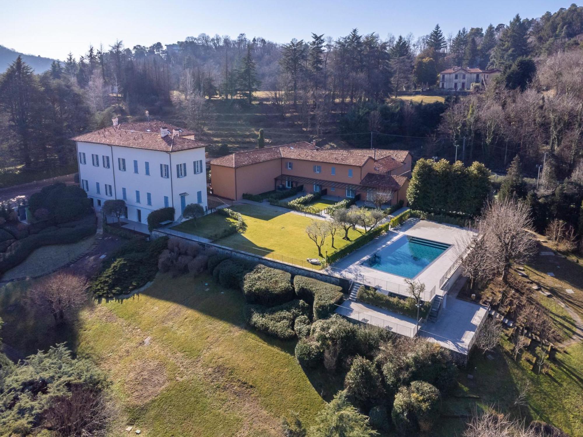 Alex's Luxury View Pool And Tennis Apartment