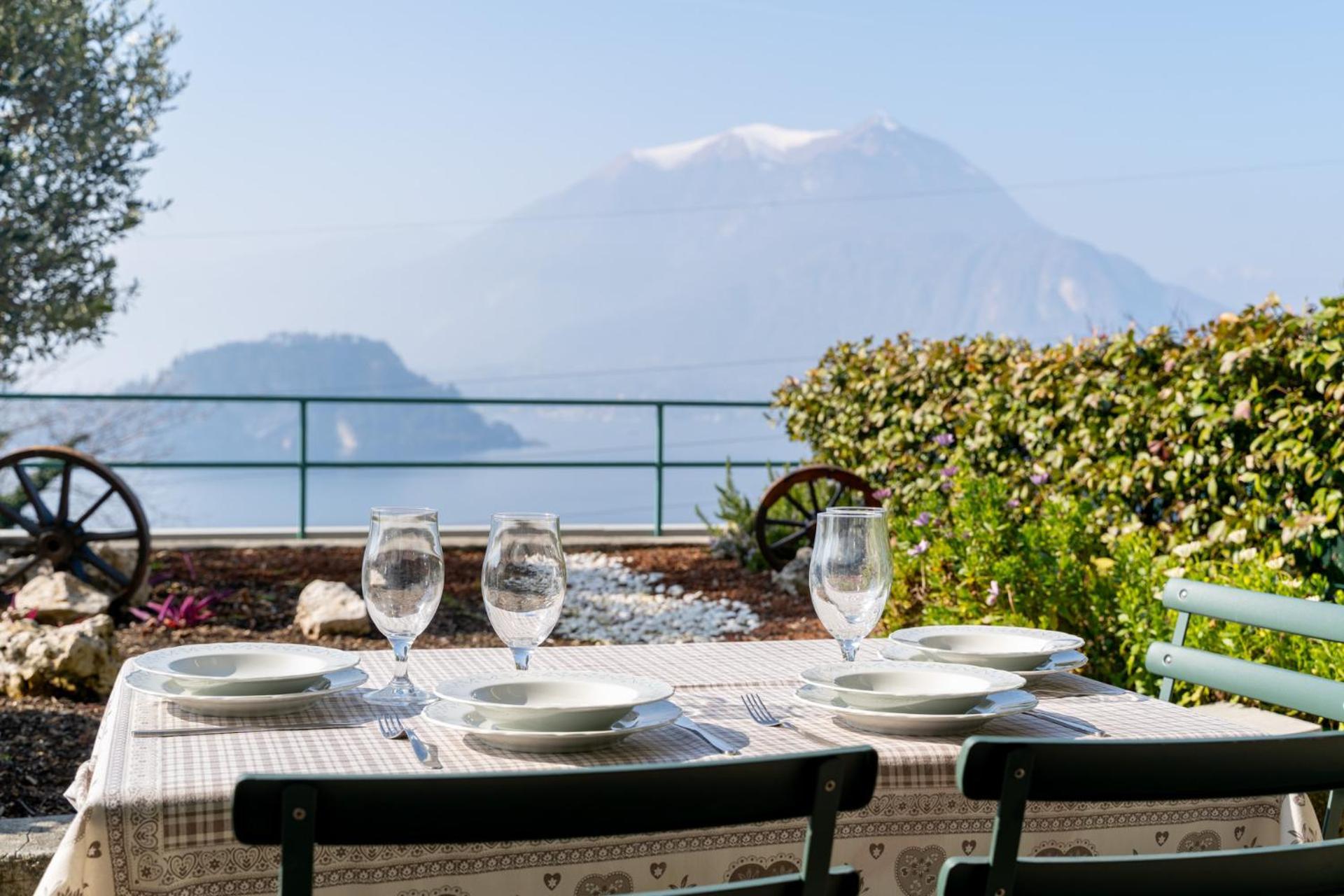 The Terrace On The - Varenna Pino Apartment Fiumelatte