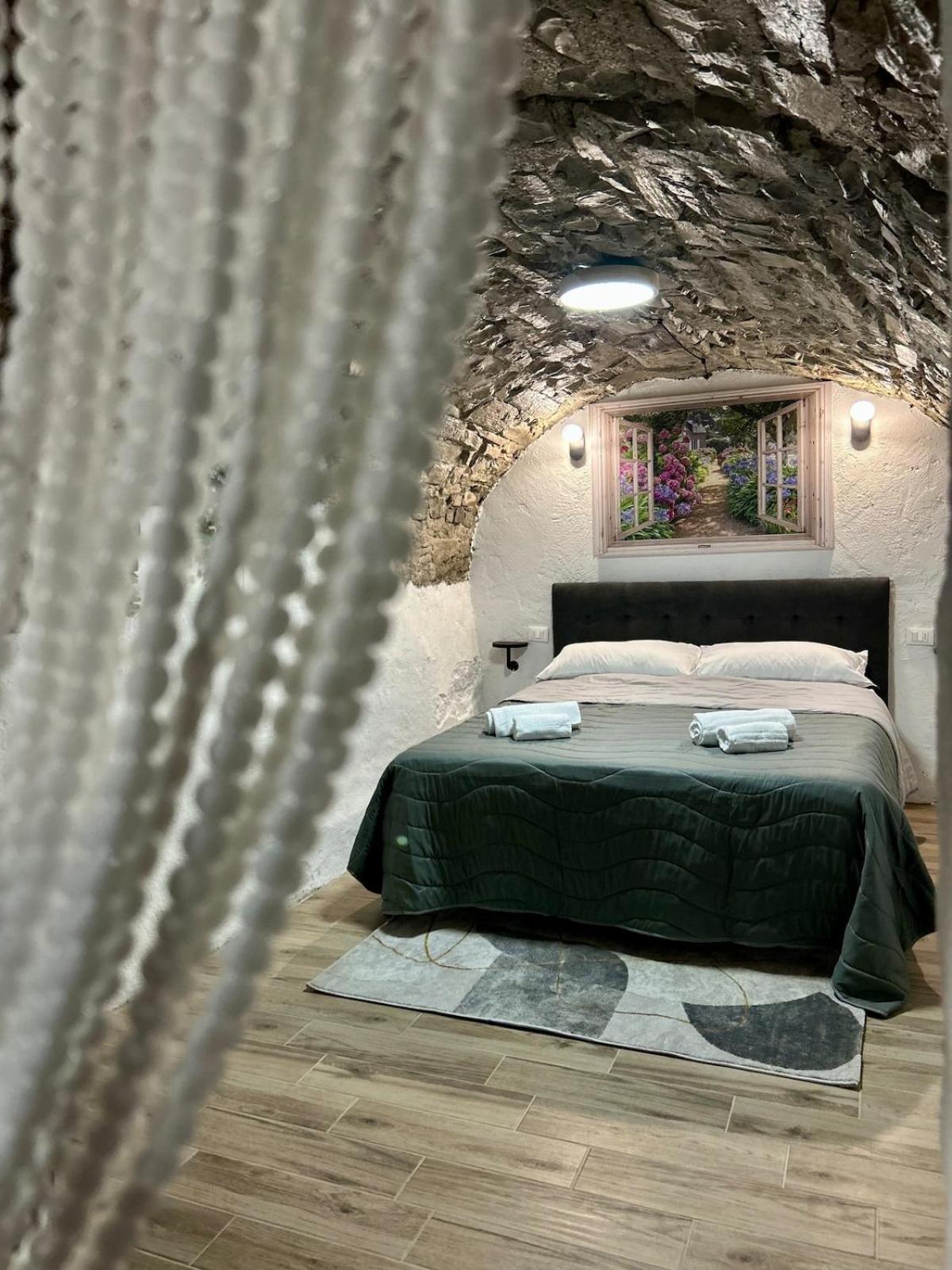 Unique Romantic Cave With Air Conditioner Apartment Torno