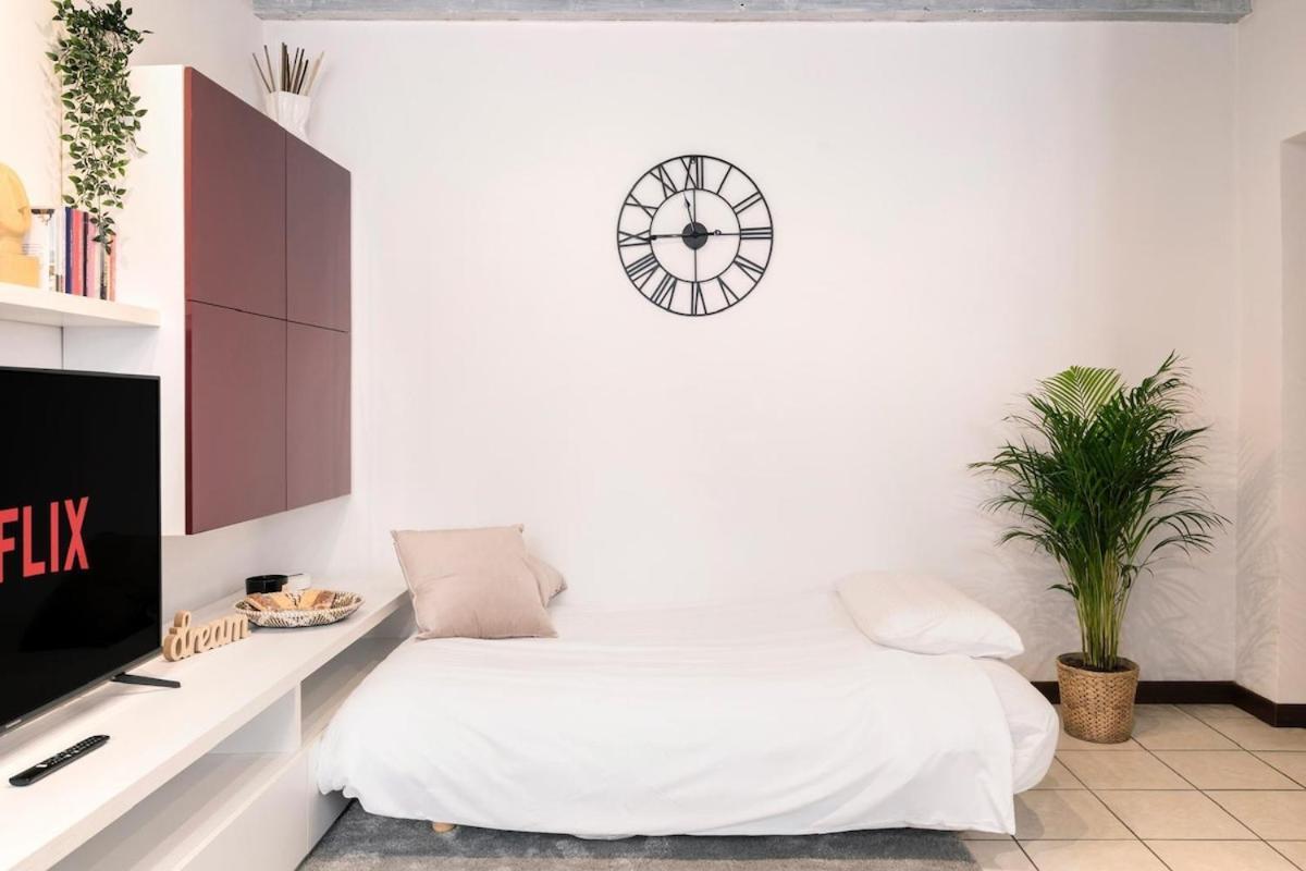 Astra-timeless Elegance In Center Apartment