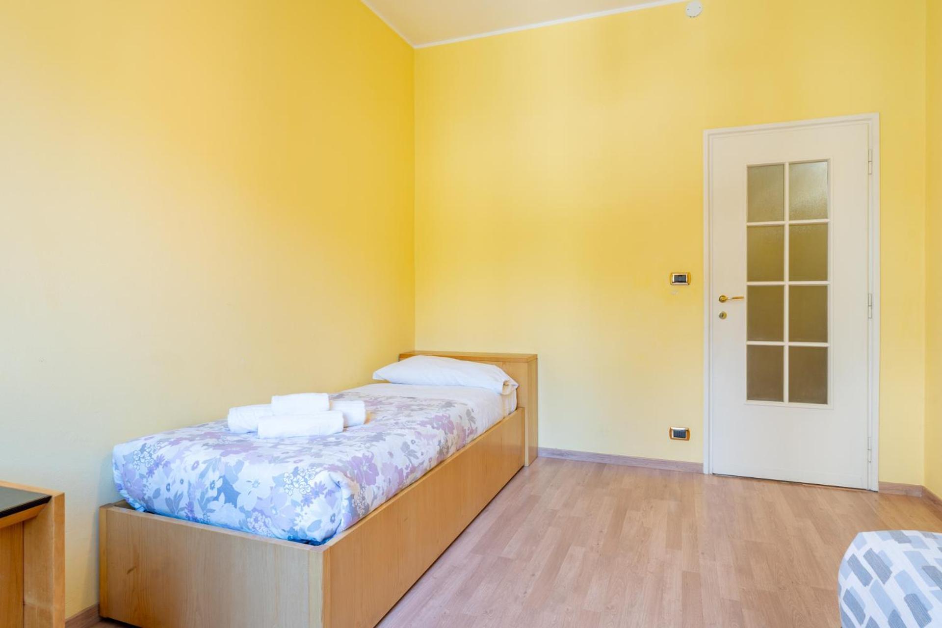 Spacious At Apartment