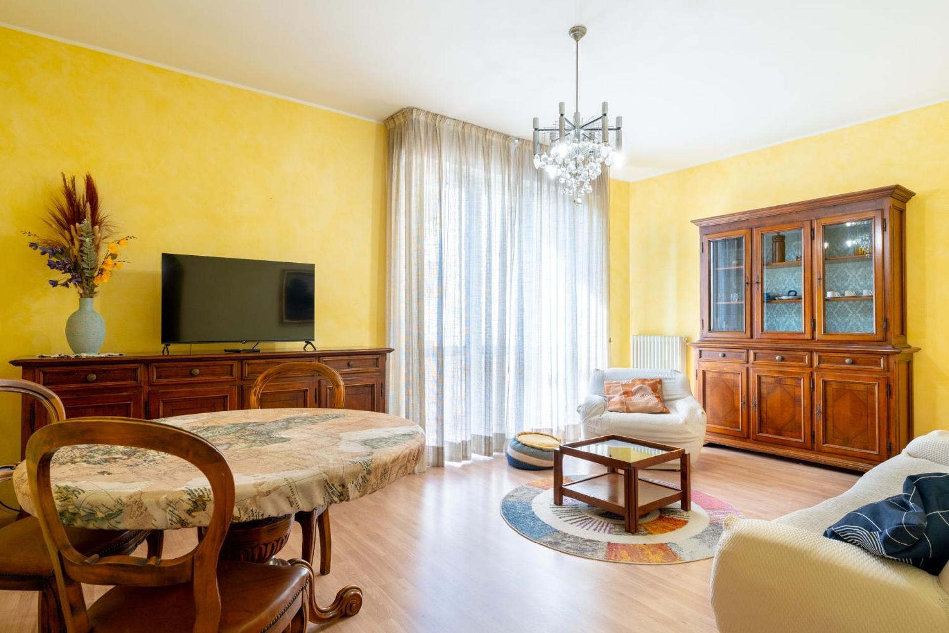 Spacious At Apartment *