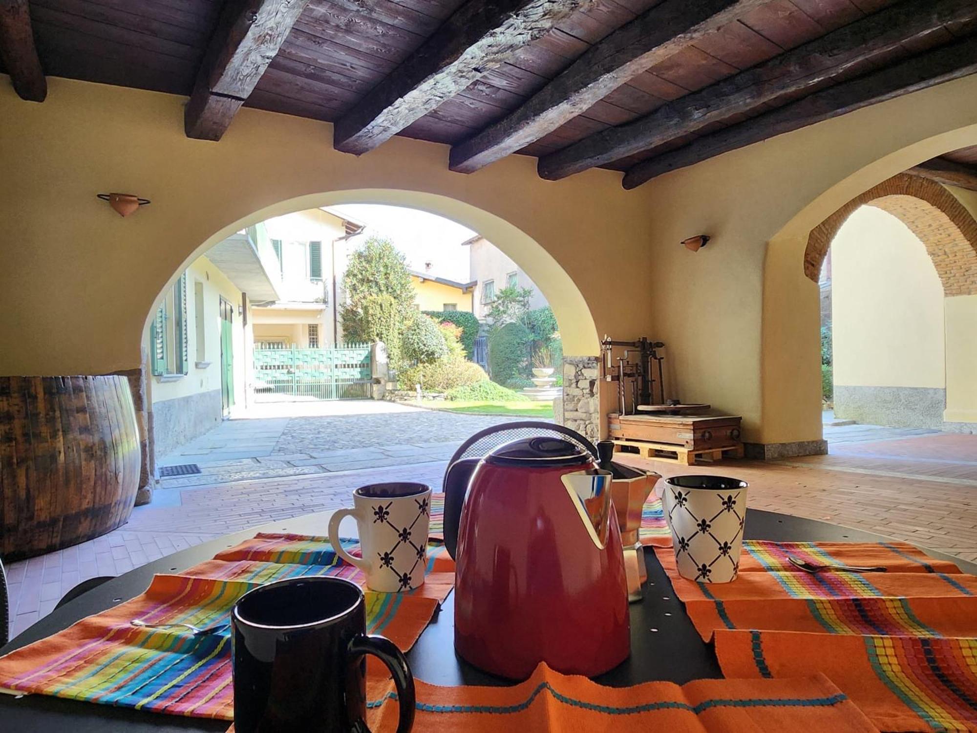 The Courtyard Of The 6 Arches Apartment