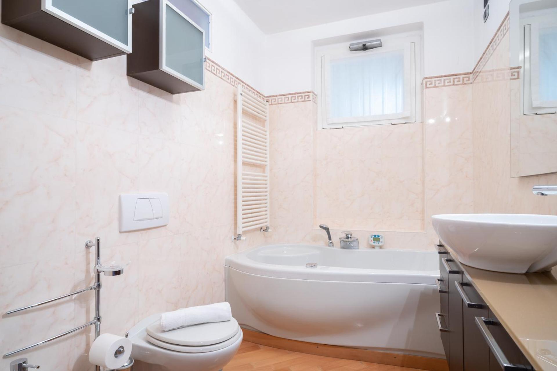 - In 5 Minutes From Lecco Center Apartment