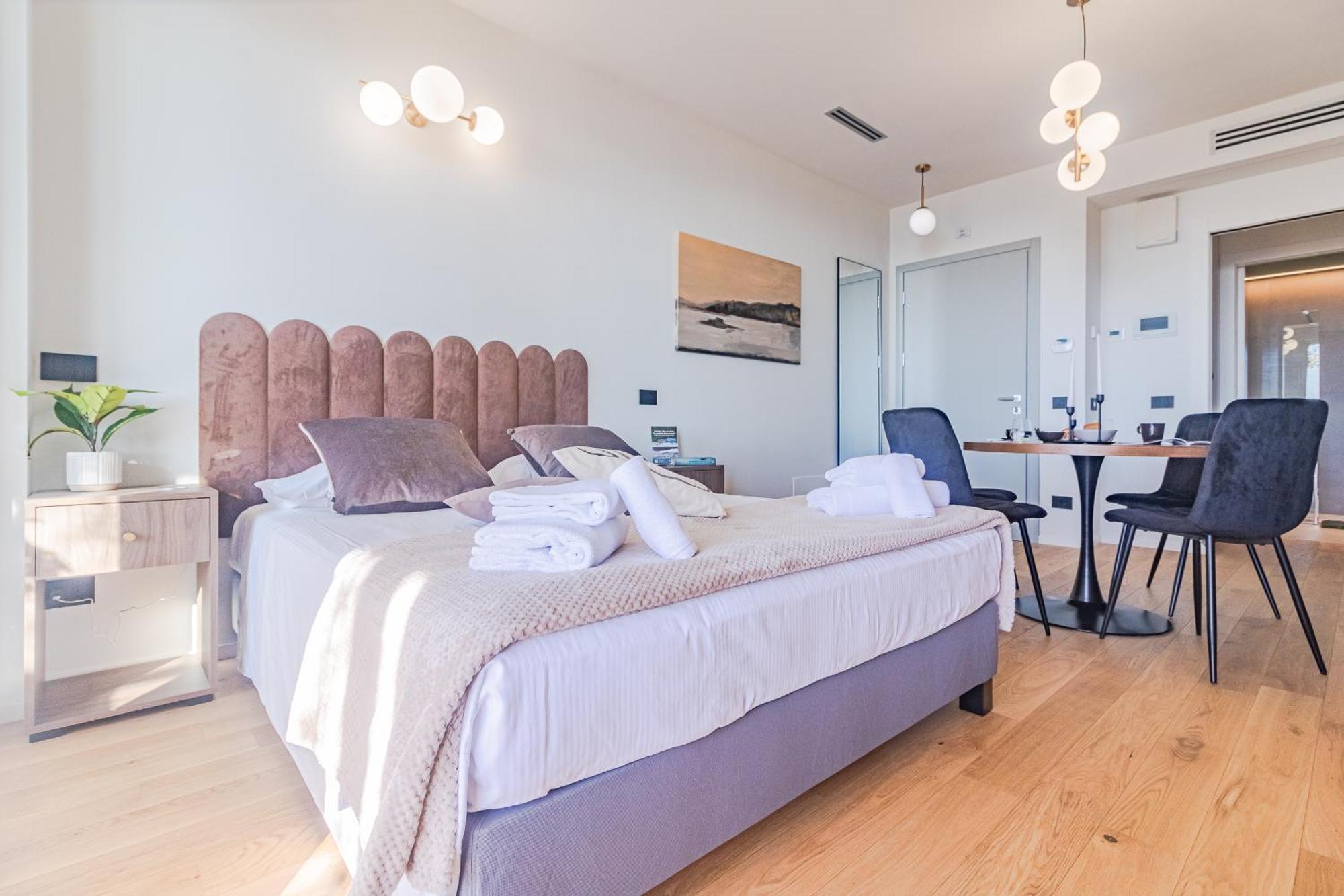Aurora By Rent Apartment