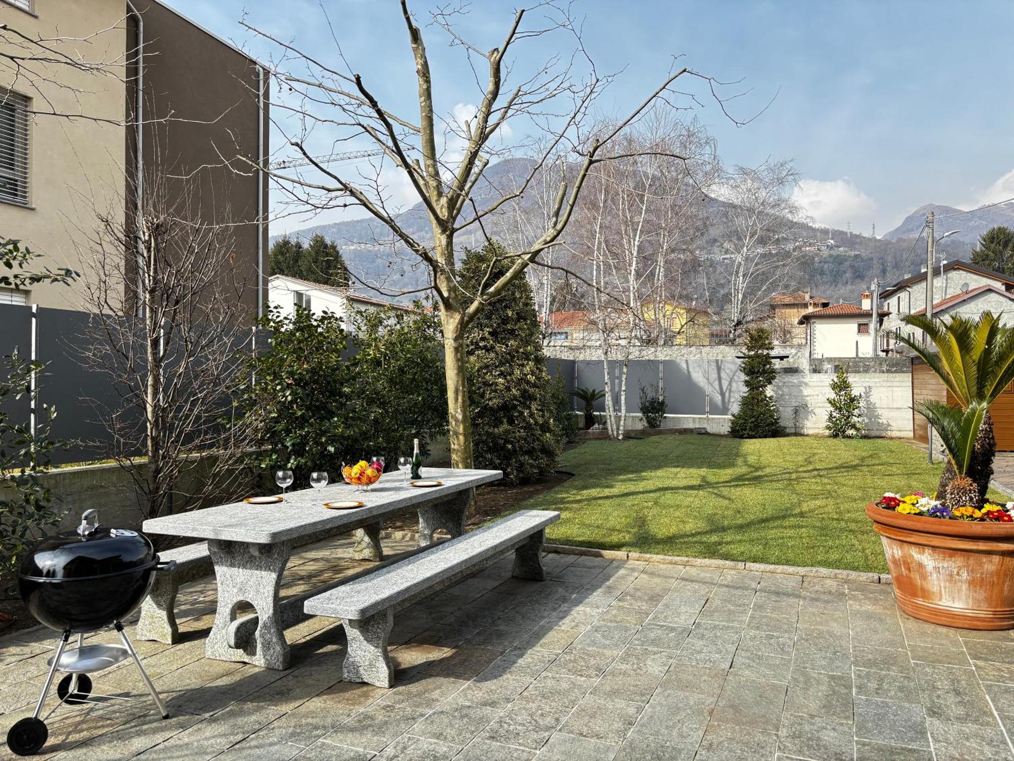 Garden's - Larihome A79 Apartment