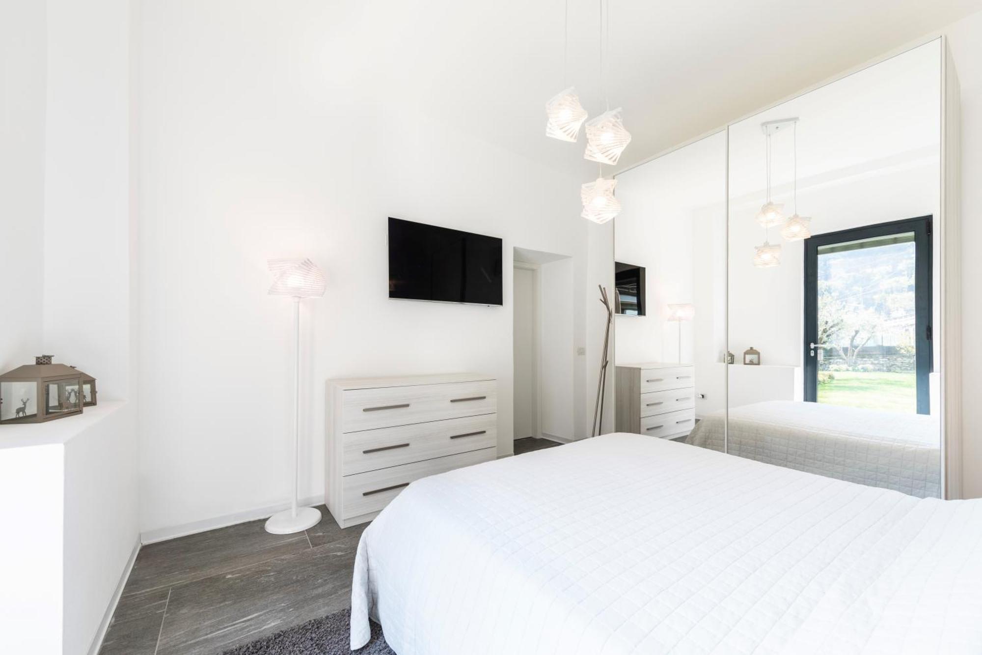 Lumina House - Private Garden & View Torno