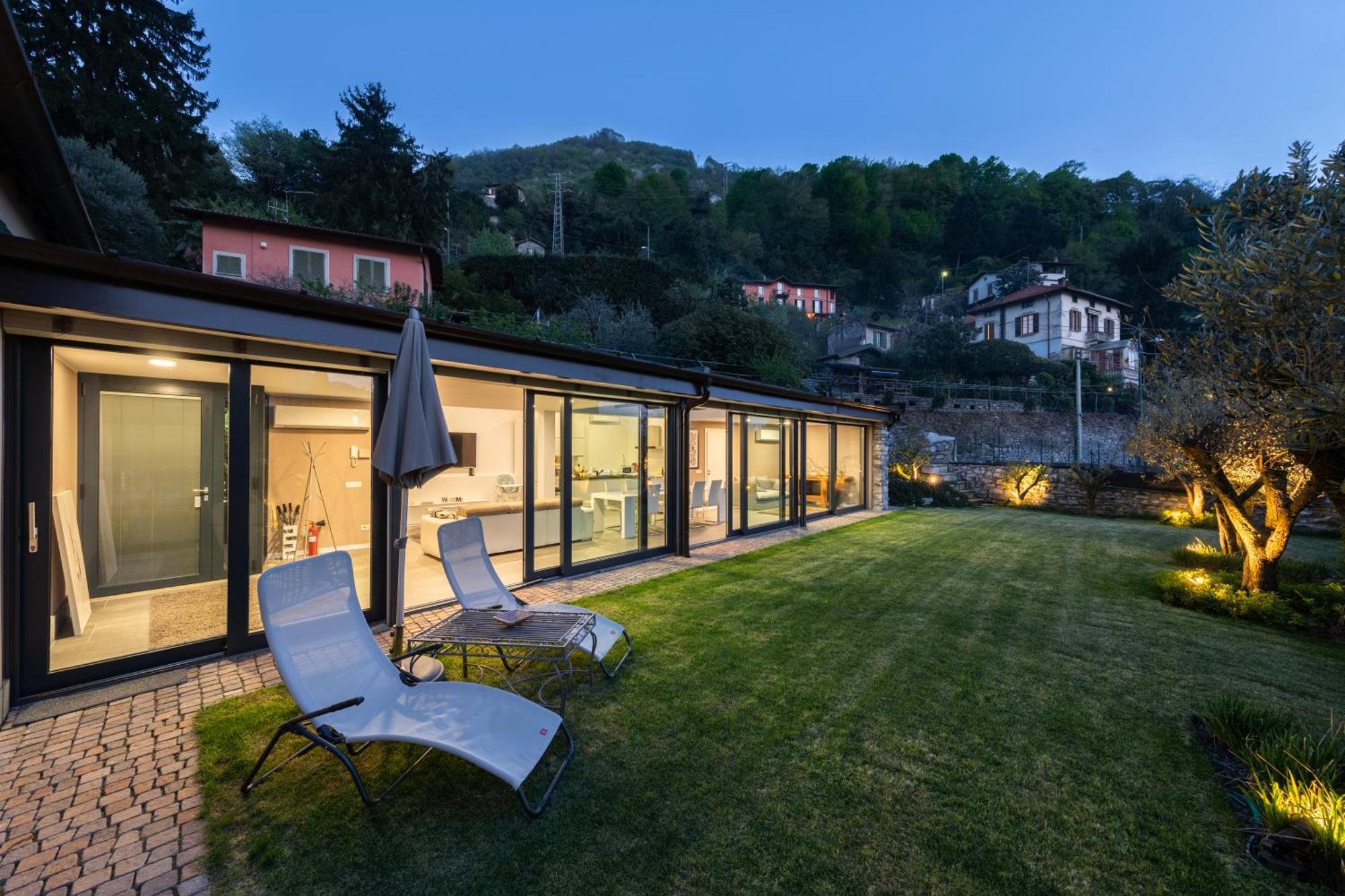 Lumina House - Private Garden & View Villa Torno