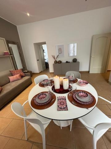 Dama In Center Apartment