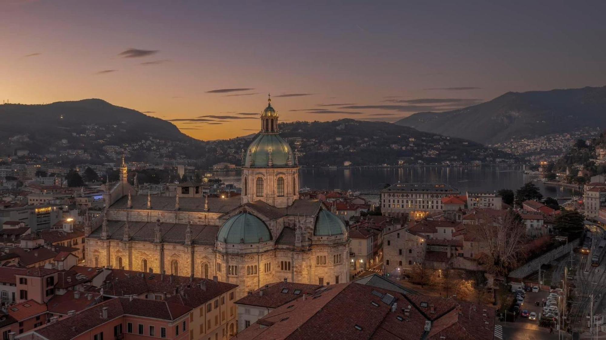 Portatorre Suite, A Charming In The Heart Of Como, Free Private Parking, Air Conditioning & More! Apartment