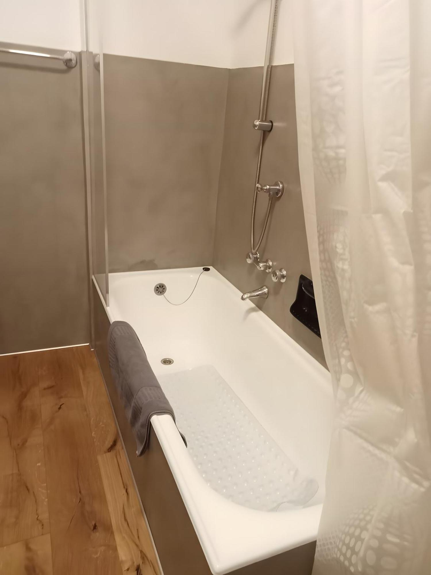 Wetzel Domaso Apartment