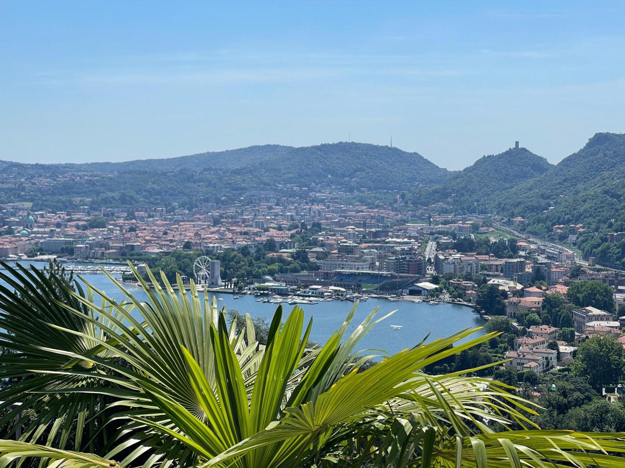 Portatorre Suite, A Charming In The Heart Of Como, Free Private Parking, Air Conditioning & More! Apartment *