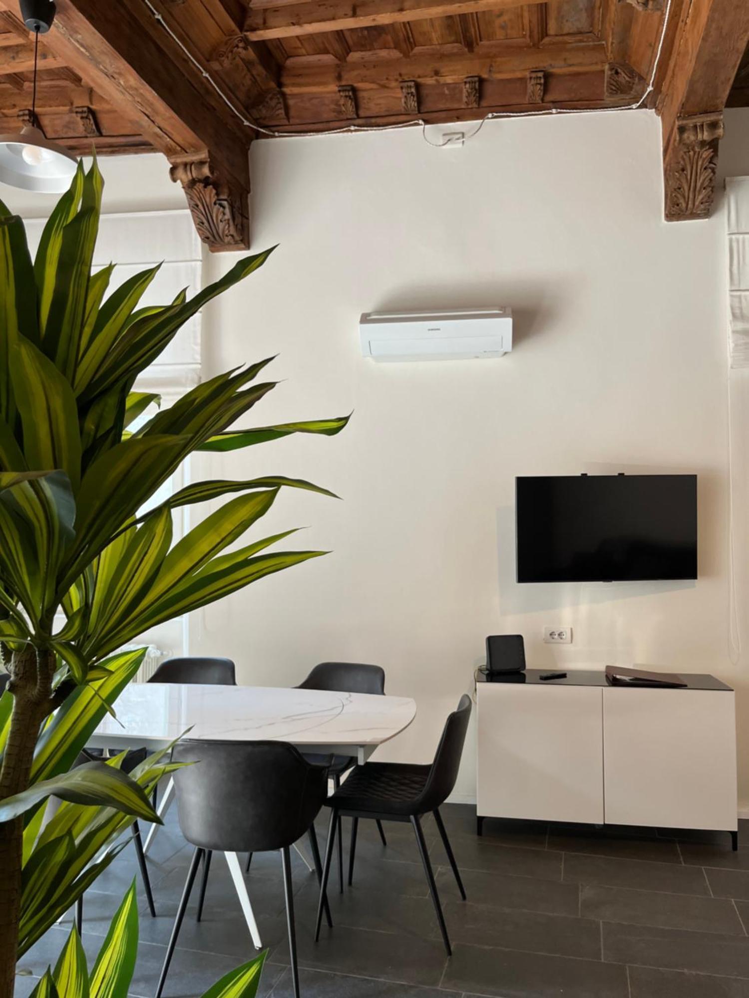 La Dama Finestra In Centro Apartment