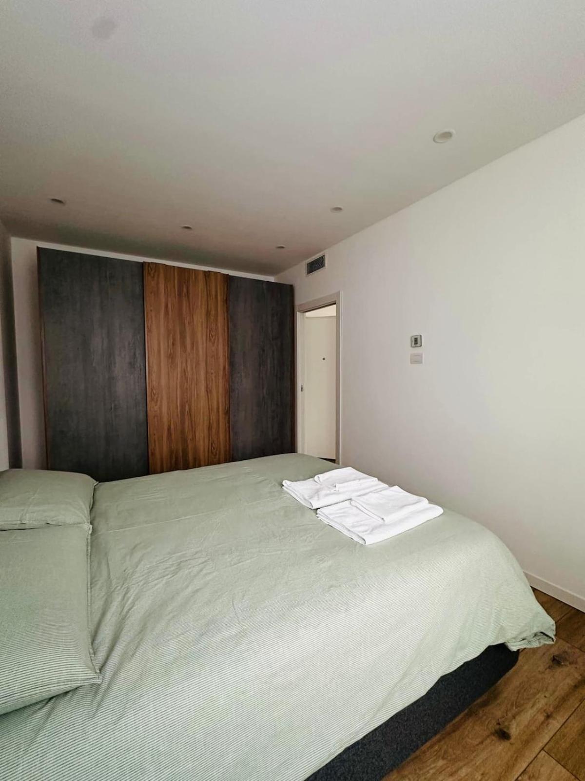 The View - Spacious Modern Como