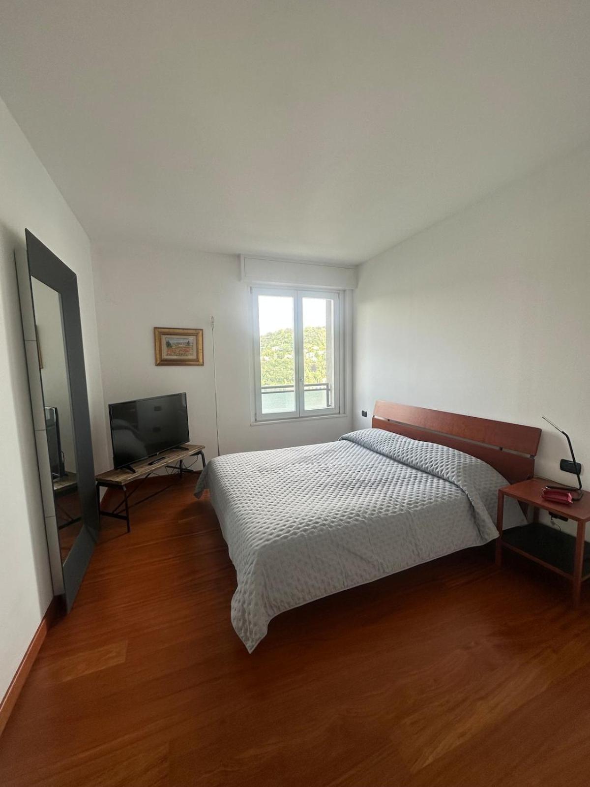 Apartment View Ac And Garage Como