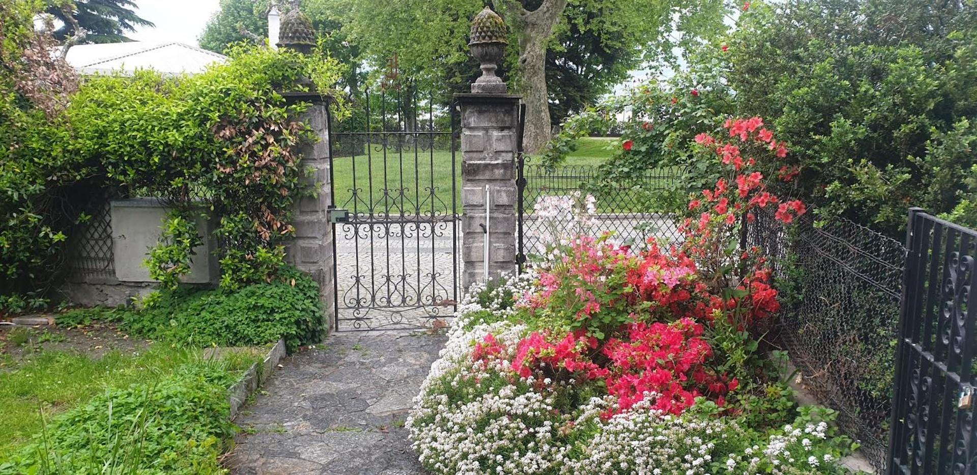 Foreground - Pet Friendly Stay- Garden-parking-lake View- Bike Friendly House Holiday home *