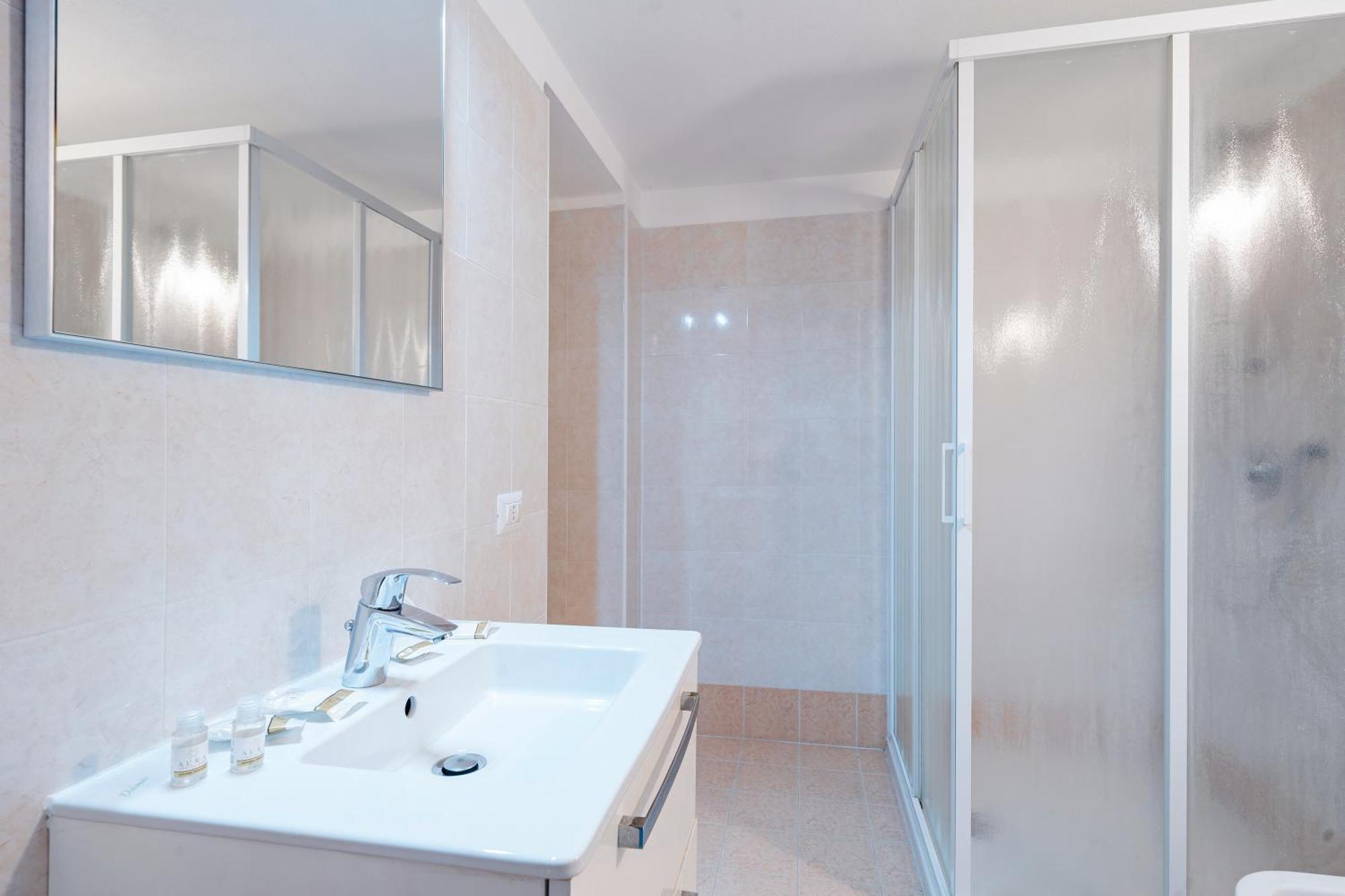 B&B La Corte And Home Restaurant - Free Parking - 10 Minutes To The Lake And Centre * Como