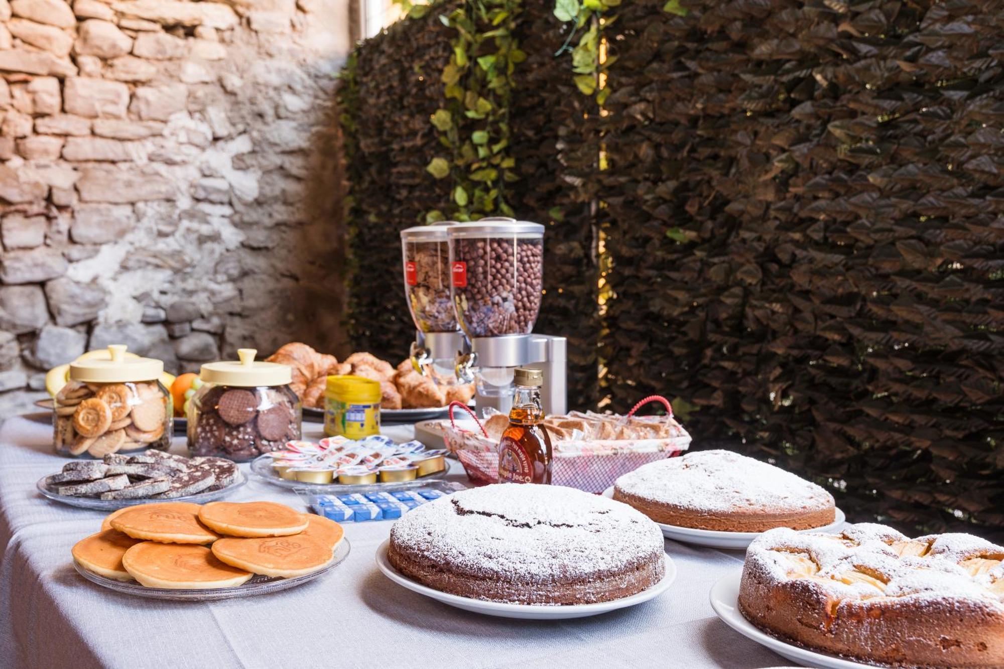 B&B La Corte And Home Restaurant - Free Parking - 10 Minutes To The Lake And Centre Frühstückspension *