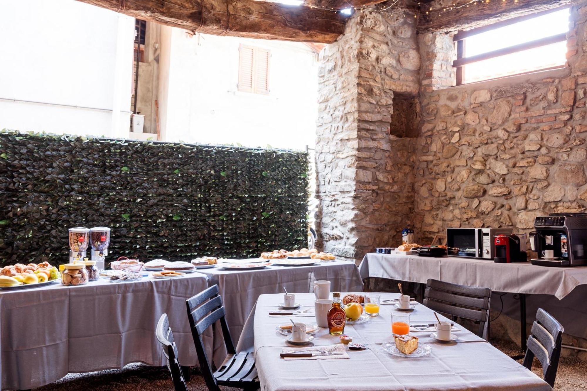 Frühstückspension B&B La Corte And Home Restaurant - Free Parking - 10 Minutes To The Lake And Centre *