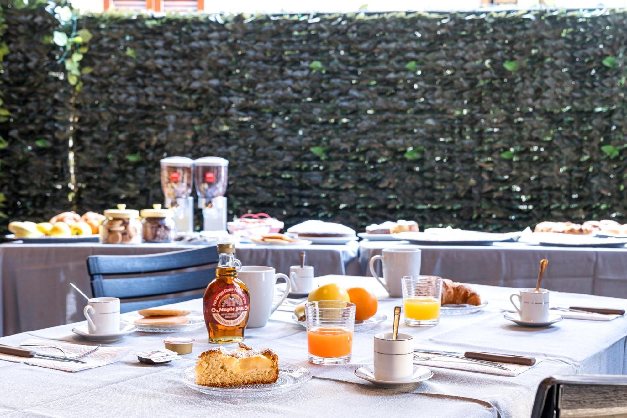Frühstückspension B&B La Corte And Home Restaurant - Free Parking - 10 Minutes To The Lake And Centre Como