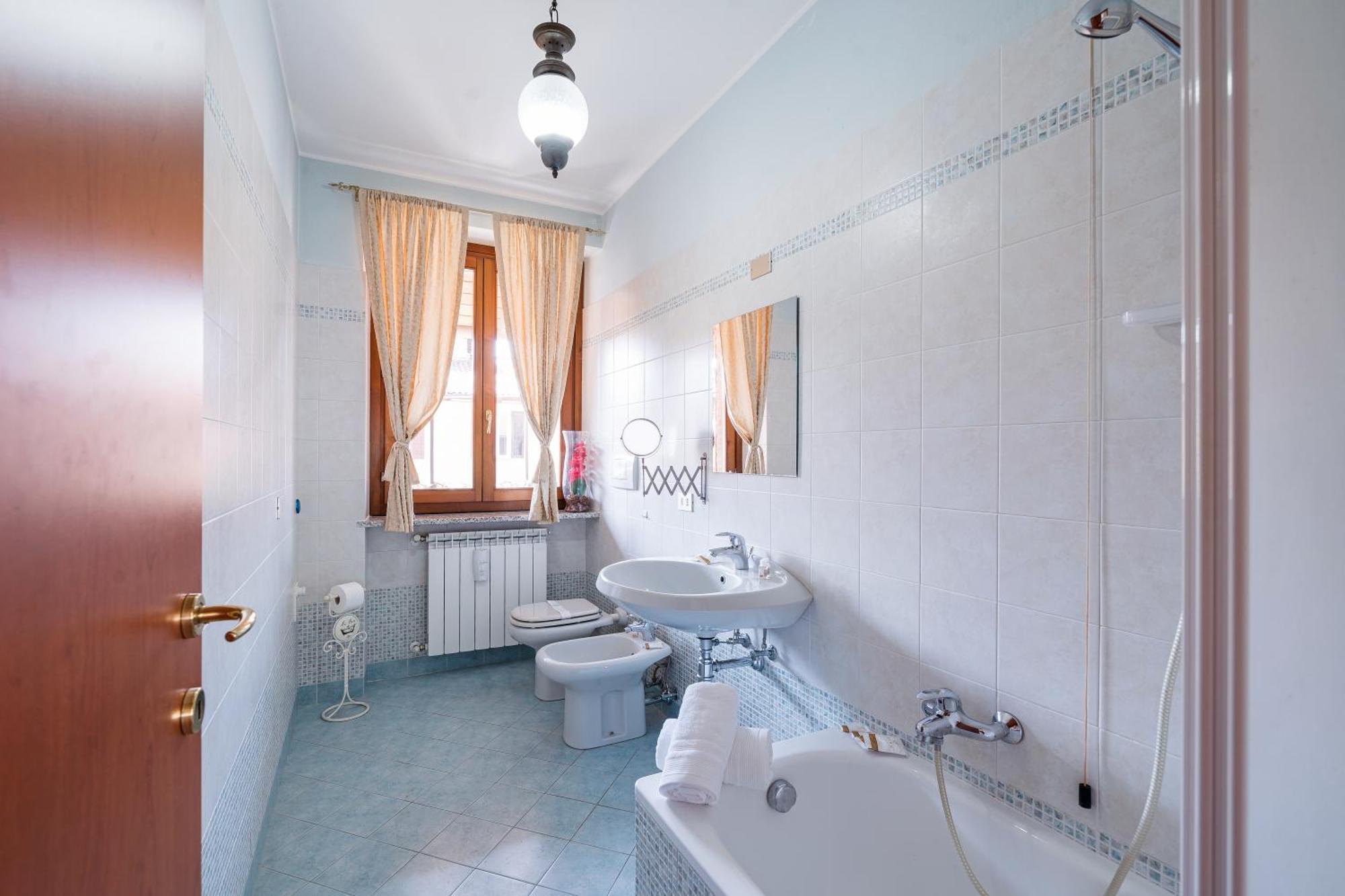 B&B La Corte And Home Restaurant - Free Parking - 10 Minutes To The Lake And Centre Frühstückspension *