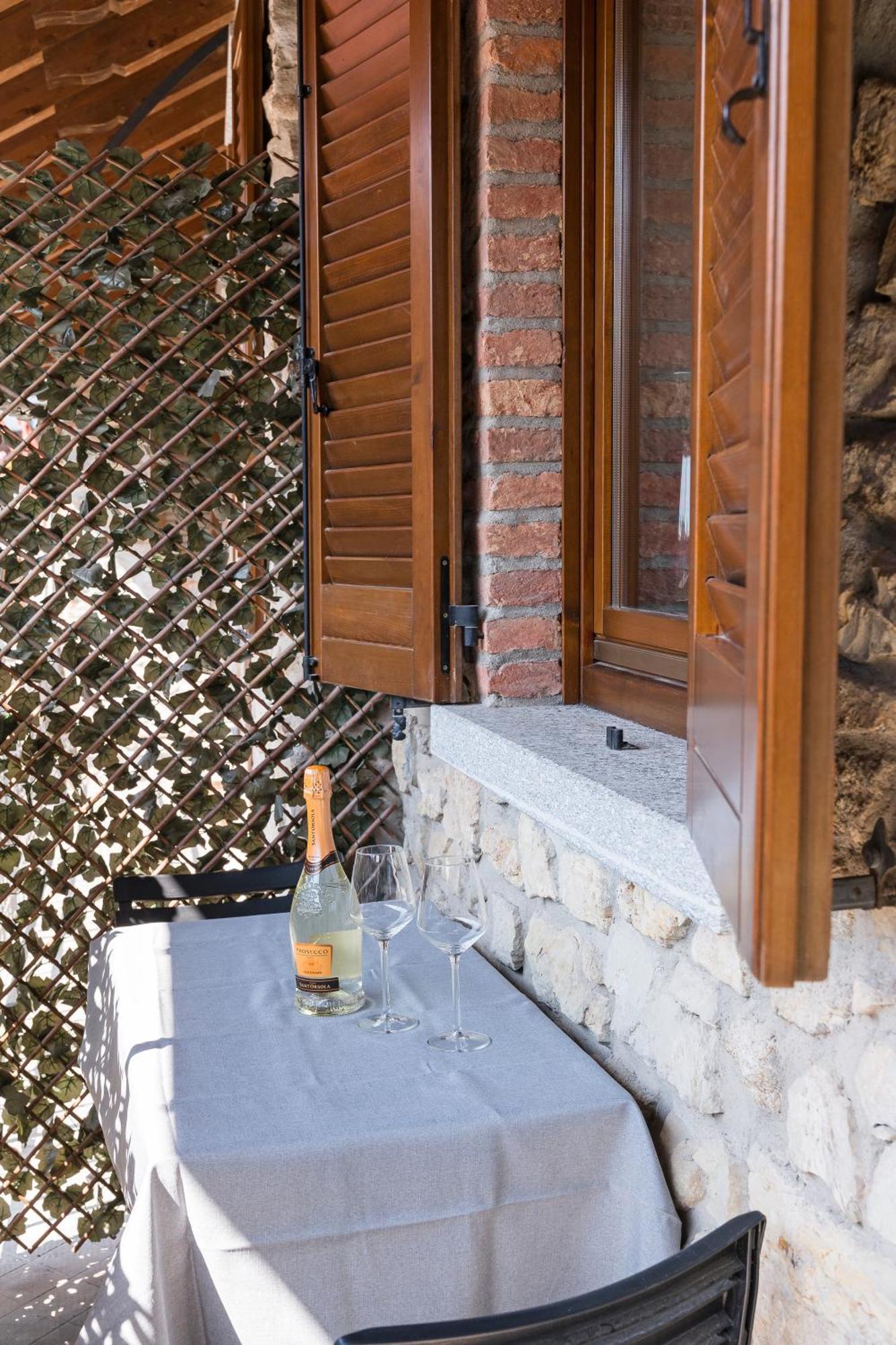 B&B La Corte And Home Restaurant - Free Parking - 10 Minutes To The Lake And Centre Frühstückspension