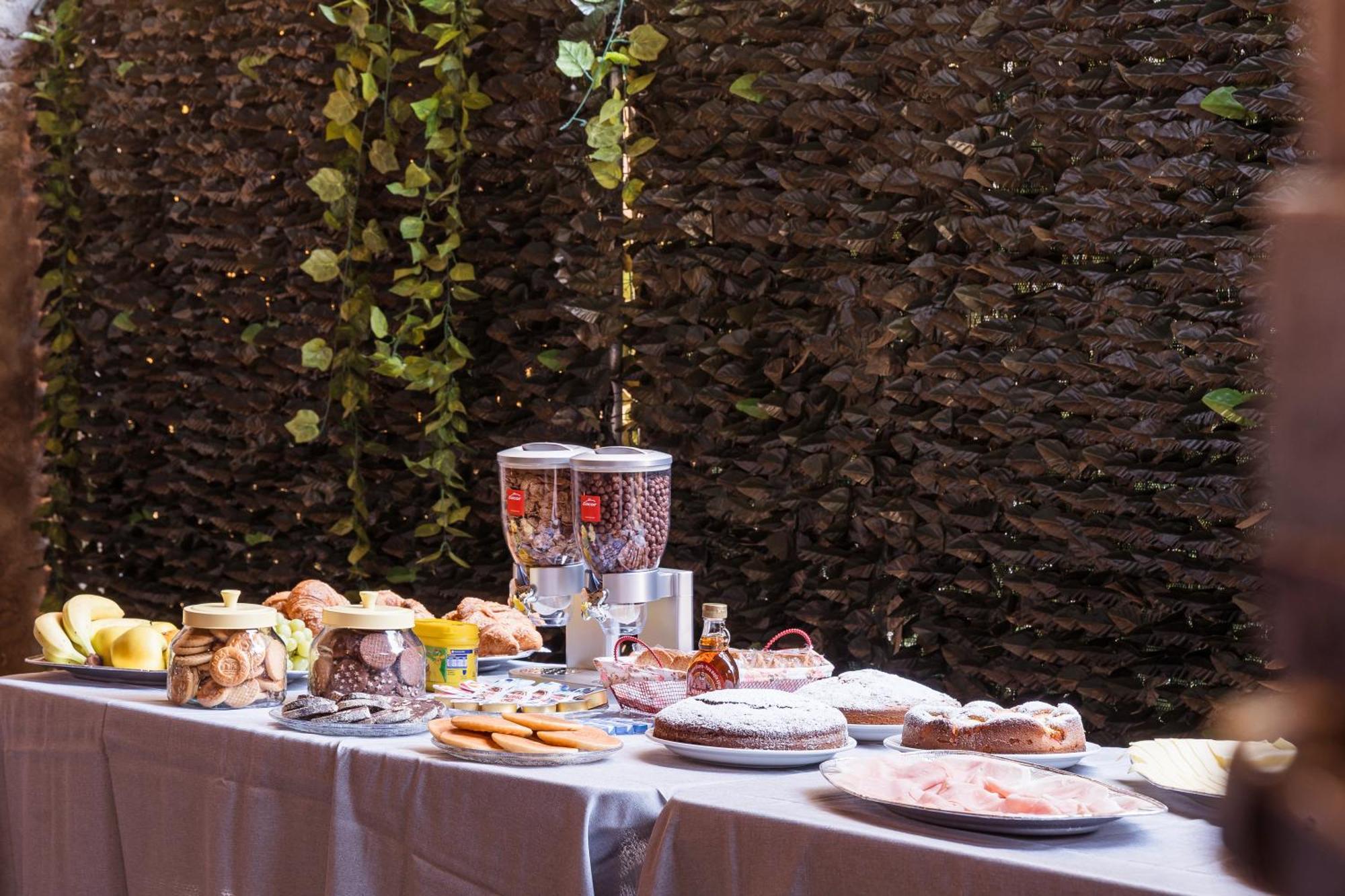 Frühstückspension B&B La Corte And Home Restaurant - Free Parking - 10 Minutes To The Lake And Centre