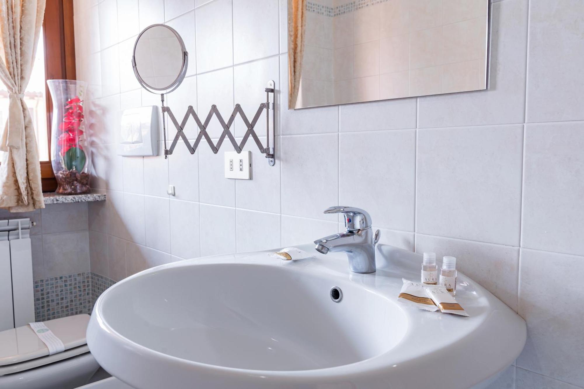 B&B La Corte And Home Restaurant - Free Parking - 10 Minutes To The Lake And Centre