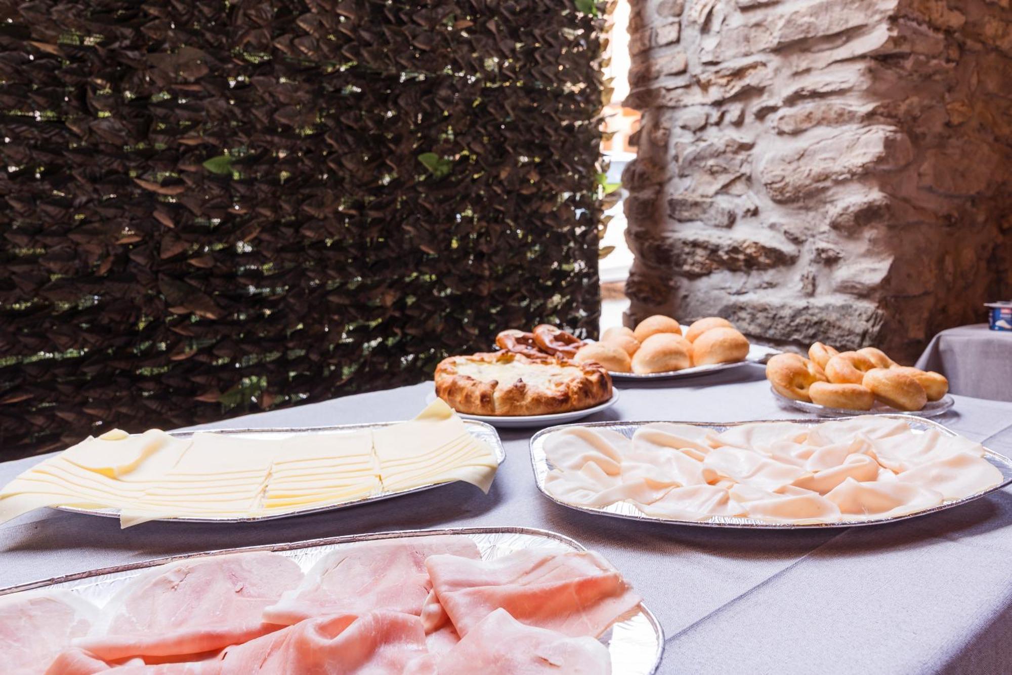 Frühstückspension B&B La Corte And Home Restaurant - Free Parking - 10 Minutes To The Lake And Centre