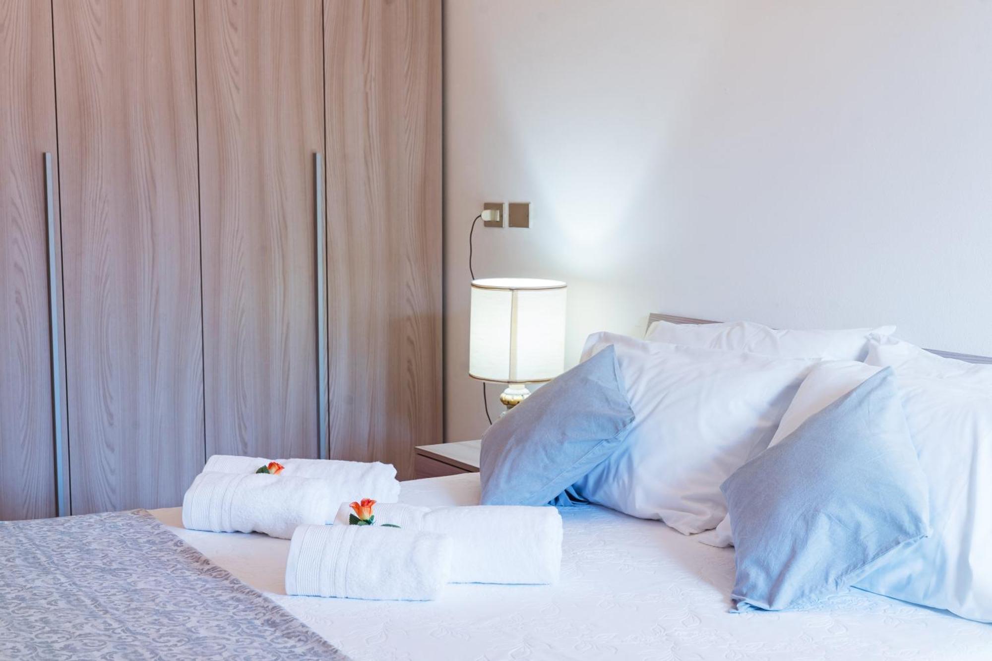 Frühstückspension B&B La Corte And Home Restaurant - Free Parking - 10 Minutes To The Lake And Centre *