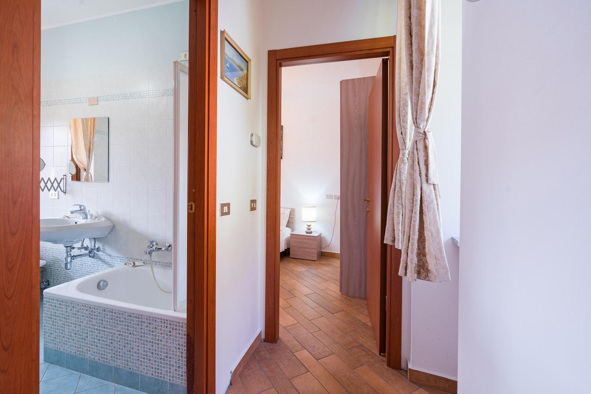 Frühstückspension B&B La Corte And Home Restaurant - Free Parking - 10 Minutes To The Lake And Centre Como
