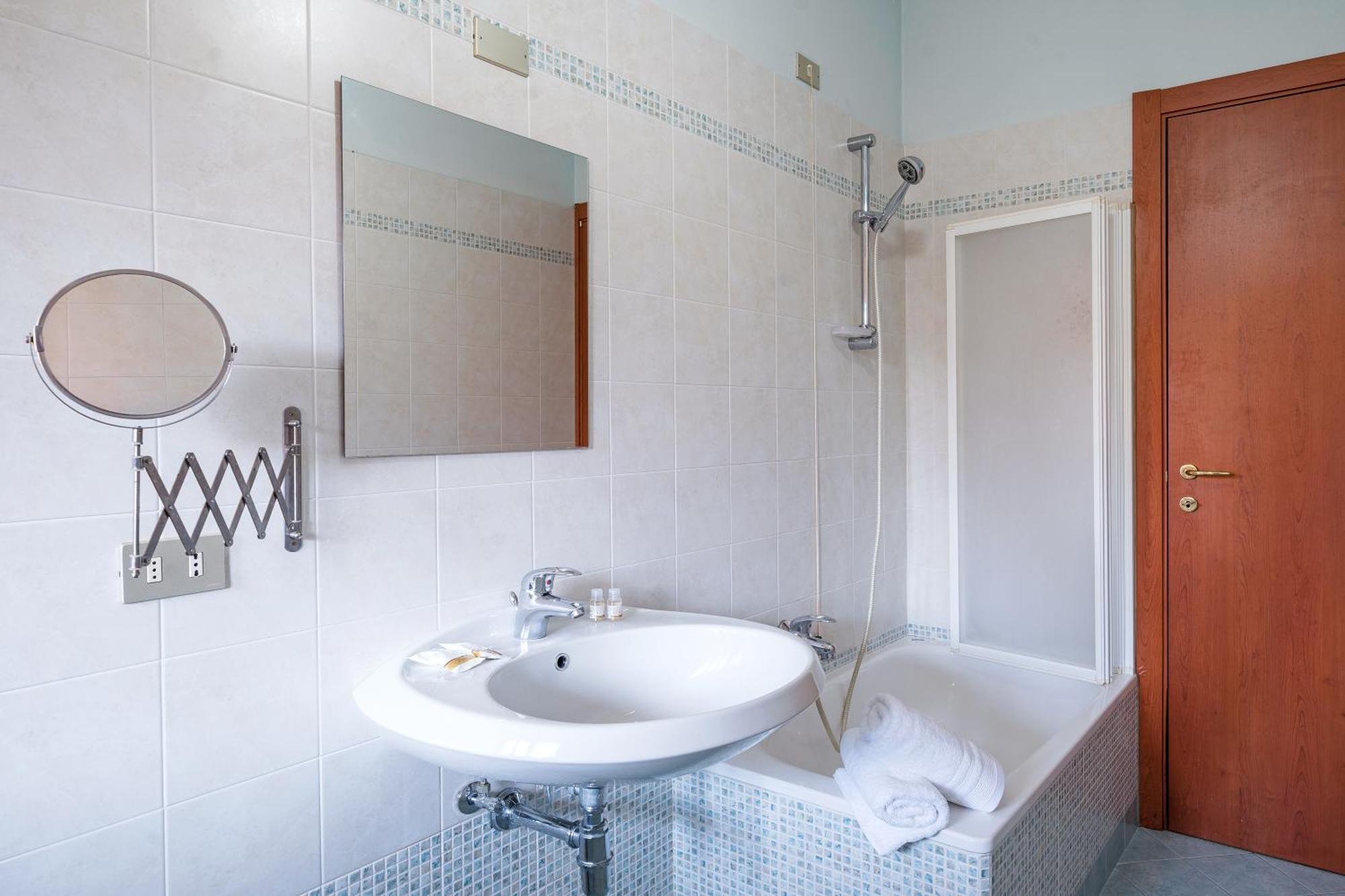 B&B La Corte And Home Restaurant - Free Parking - 10 Minutes To The Lake And Centre * Como