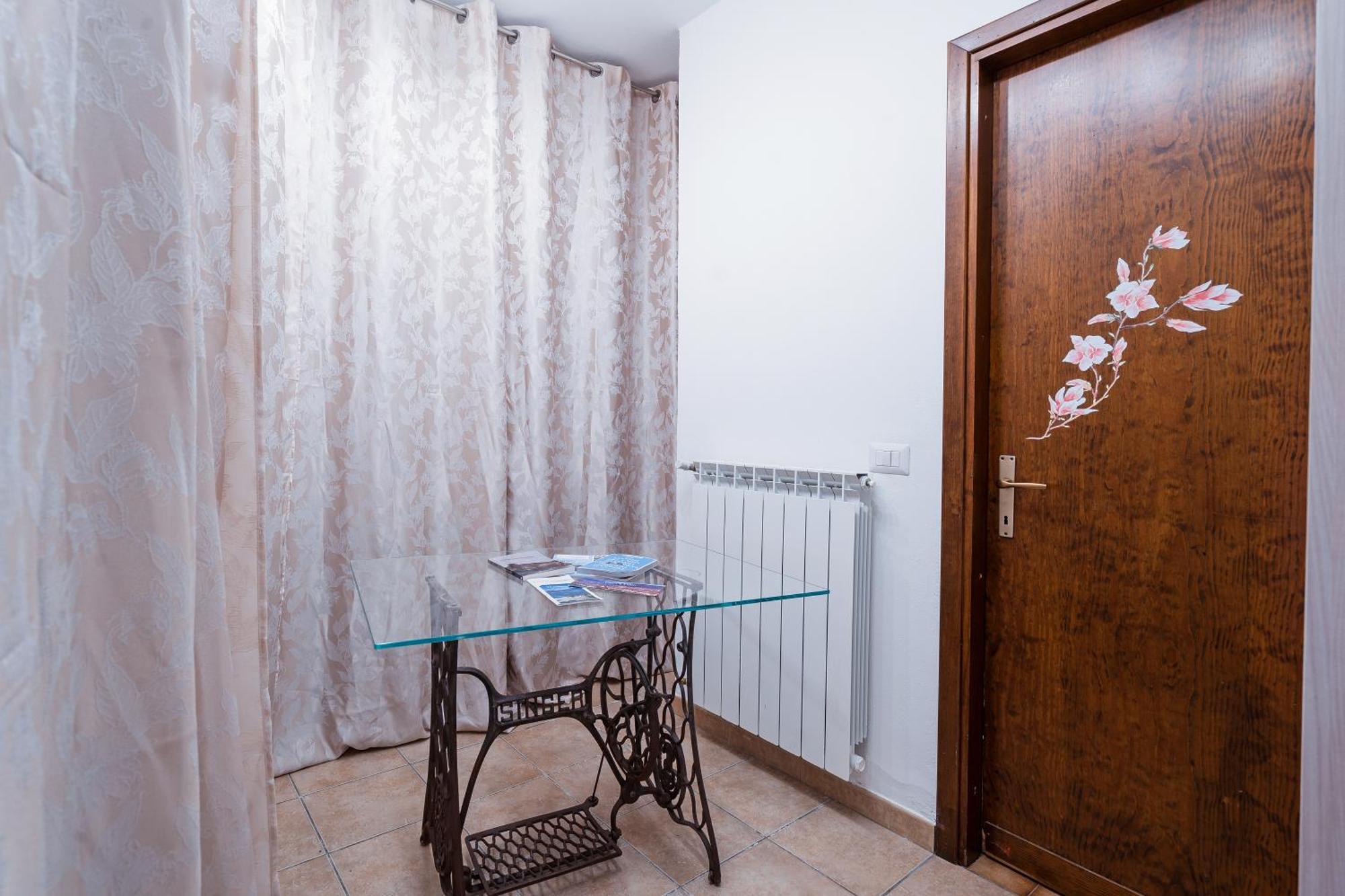 Frühstückspension B&B La Corte And Home Restaurant - Free Parking - 10 Minutes To The Lake And Centre *