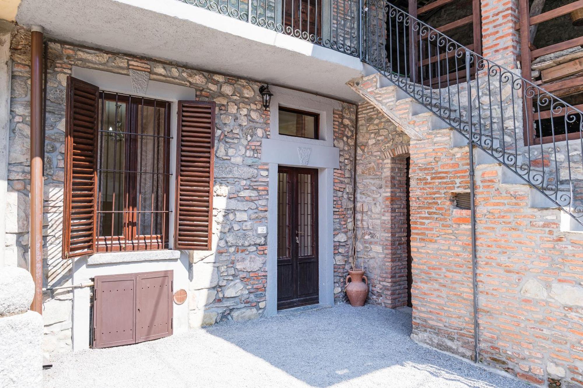 Frühstückspension B&B La Corte And Home Restaurant - Free Parking - 10 Minutes To The Lake And Centre Como