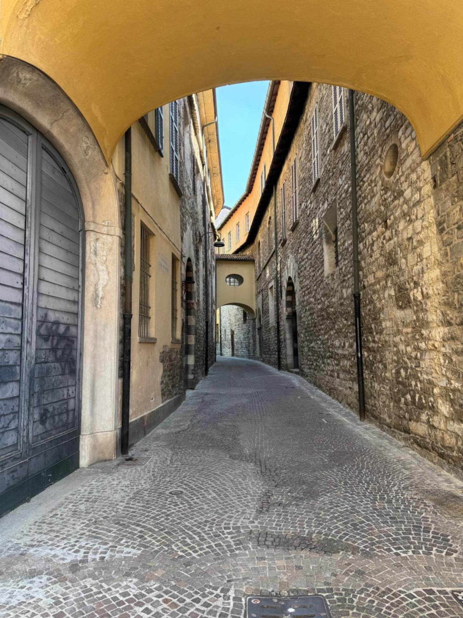 Apartment Portatorre Suite, A Charming In The Heart Of Como, Free Private Parking, Air Conditioning & More! *