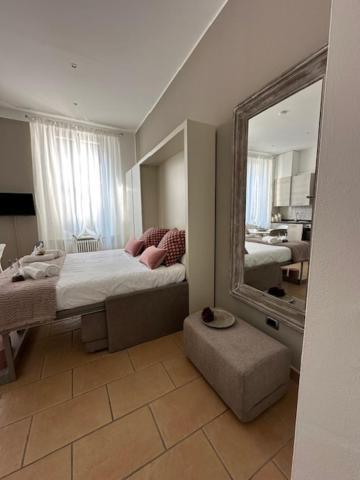 Dama In Center Apartment Como