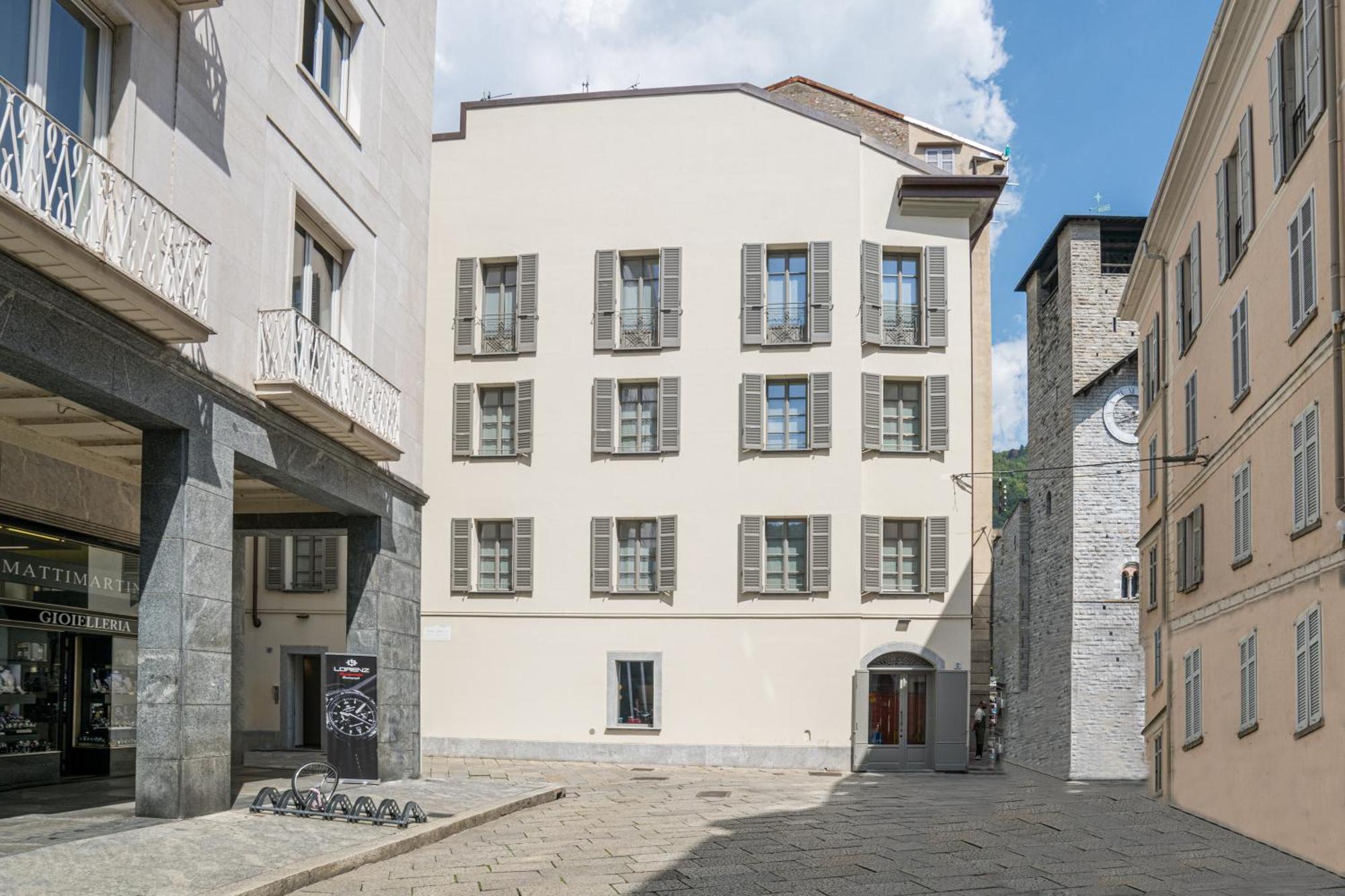 Apartment Palazzo La Cortesella - Modern Design & Location Como