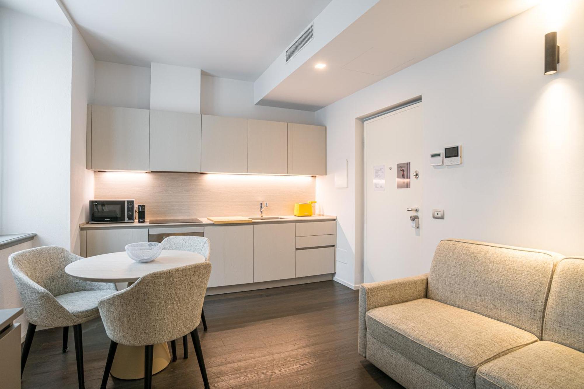 Apartment Palazzo La Cortesella - Modern Design & Location