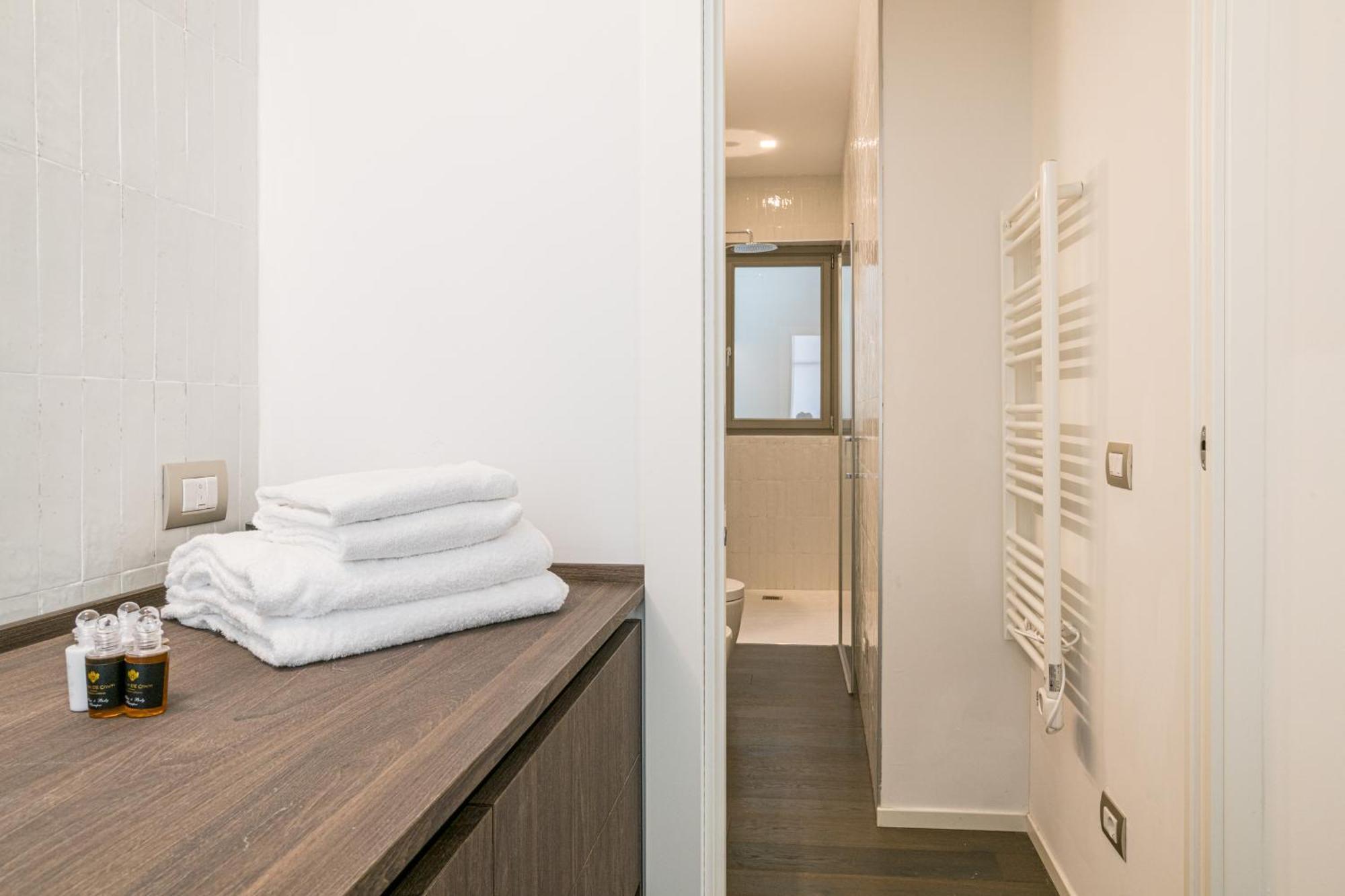 Apartment Palazzo La Cortesella - Modern Design & Location